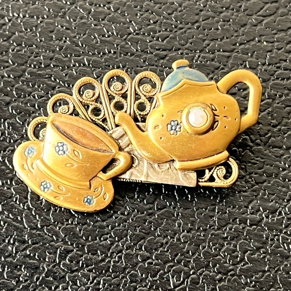 Vintage tea time brooch!